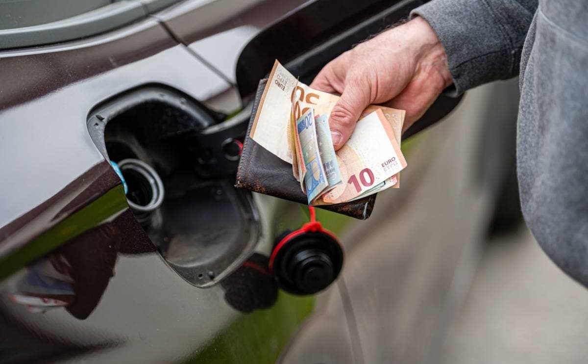 Carburanti: diesel a 2,1 €/litro, benzina 1,86; stop sconto pompe bianche