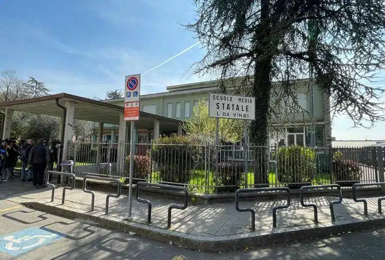 Bergamo: 13enne filma aggressione alla prof con telefono e maglietta "vendetta"