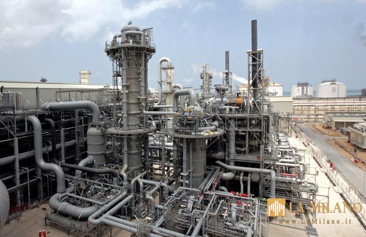 Golfo in guerra, attacchi a gas e raffinerie: petrolio in rialzo, rischio crisi globale