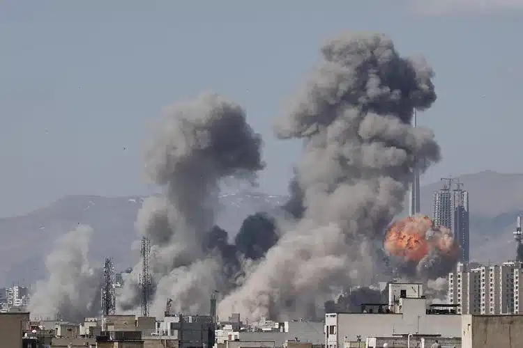 Iran: Pentagono valuta blitz via terra, Teheran sotto attacco nel Golfo