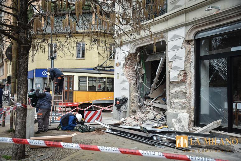 Tram deragliato a Milano: chiamata fino a 12 secondi dall'impatto, indagini sulla dinamica