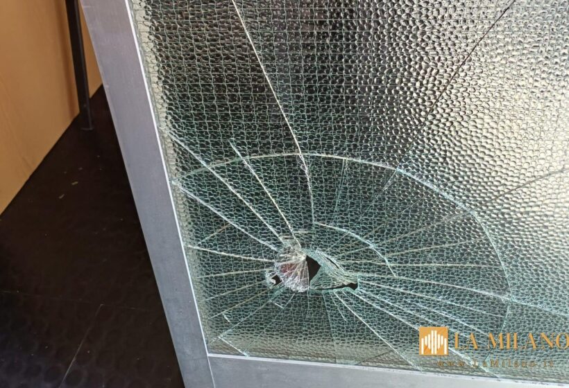 Siracusa: donna prende a calci la porta, vetro rotto a Santa Lucia