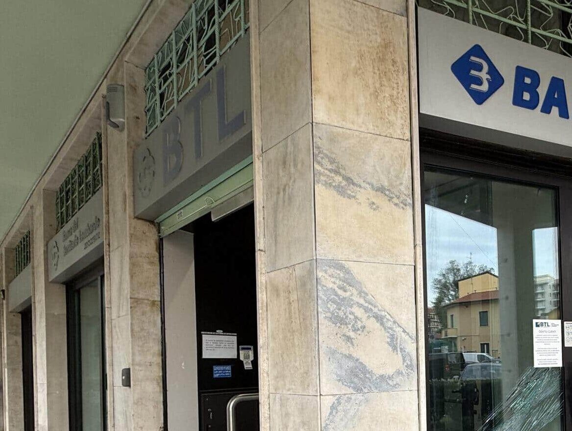 Cologno Monzese, esplode un bancomat di notte: indagano i carabinieri