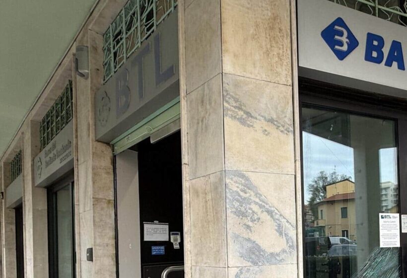 Cologno Monzese, esplode un bancomat di notte: indagano i carabinieri