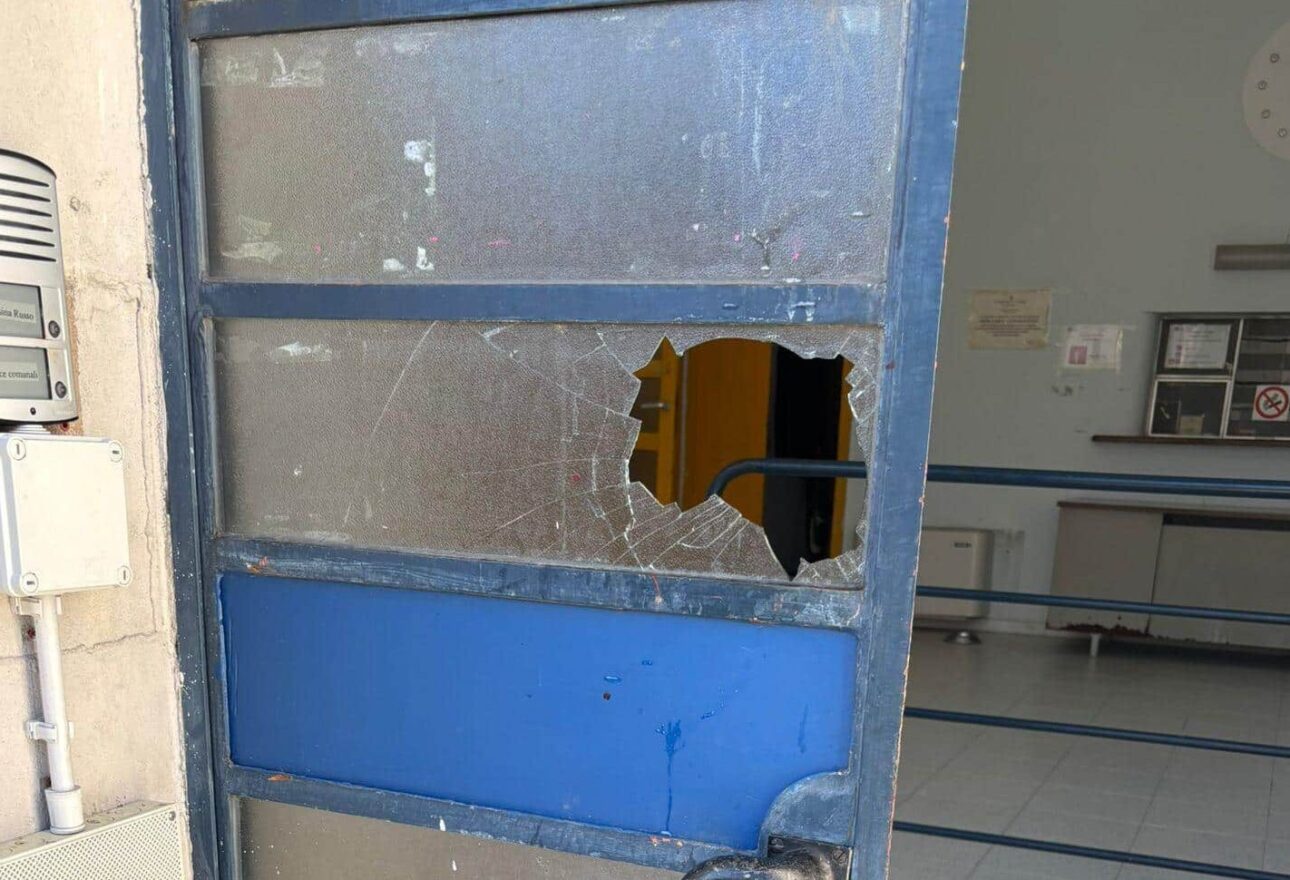 Como: minacce e vandalismi nei bagni pubblici, 23enne arrestato dopo aggressione agli agenti