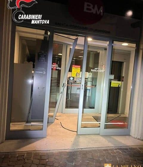 Suzzara, assalto al bancomat con "marmotta" fallito: auto in fuga si schianta nei campi