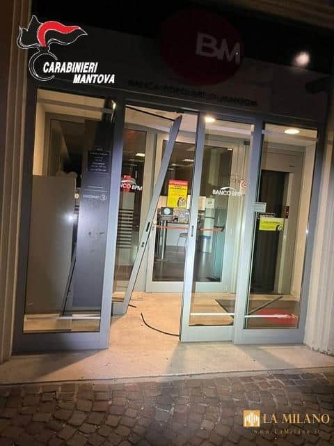 Suzzara, assalto al bancomat con "marmotta" fallito: auto in fuga si schianta nei campi