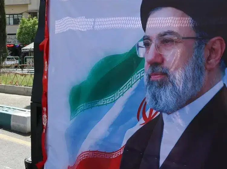Guerra Iran: tomba di Khamenei, sinagoga distrutta a Teheran e appello ai giovani per difendere le centrali