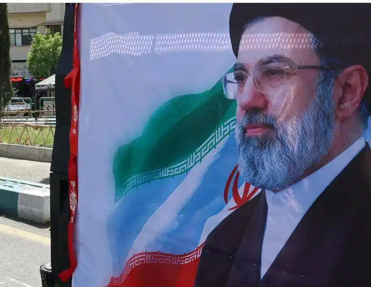 Guerra Iran: tomba di Khamenei, sinagoga distrutta a Teheran e appello ai giovani per difendere le centrali