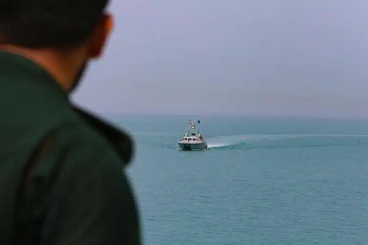 Iran: ritrovato il secondo pilota USA, Trump festeggia; Teheran minaccia l’inferno su Hormuz