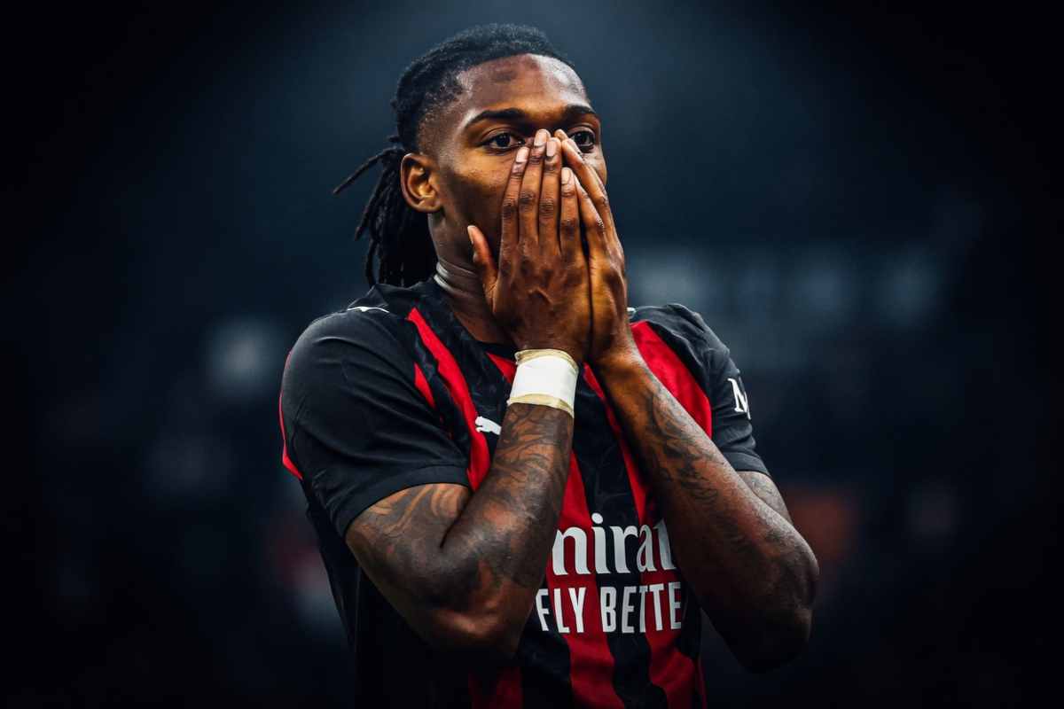 Milan pronto a cedere Leao: Manchester United ci prova, scambio choc?