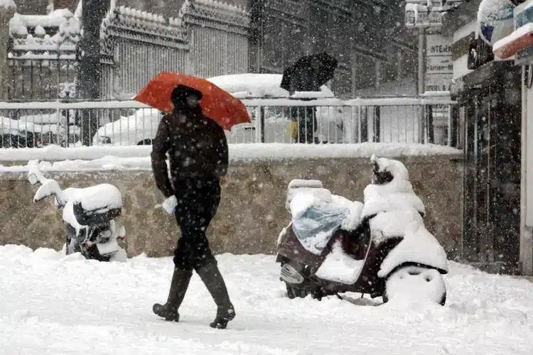 Italia, maltempo con allerta rossa e venti forti: scuole chiuse al Centro-Sud