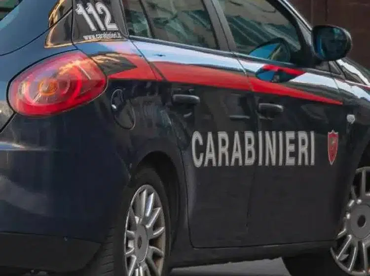 Scampia, 14enne accoltellato in bagno a scuola: denunciati due minori, indagini su bullismo