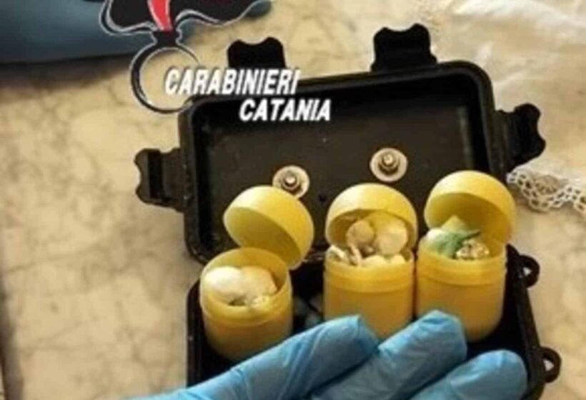 Paternò: arrestato spacciatore, gettava droga dal balcone ai Carabinieri