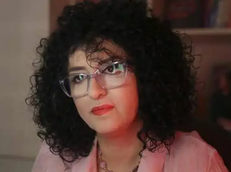 Narges Mohammadi in condizioni critiche: Iran nega trasferimento a Teheran