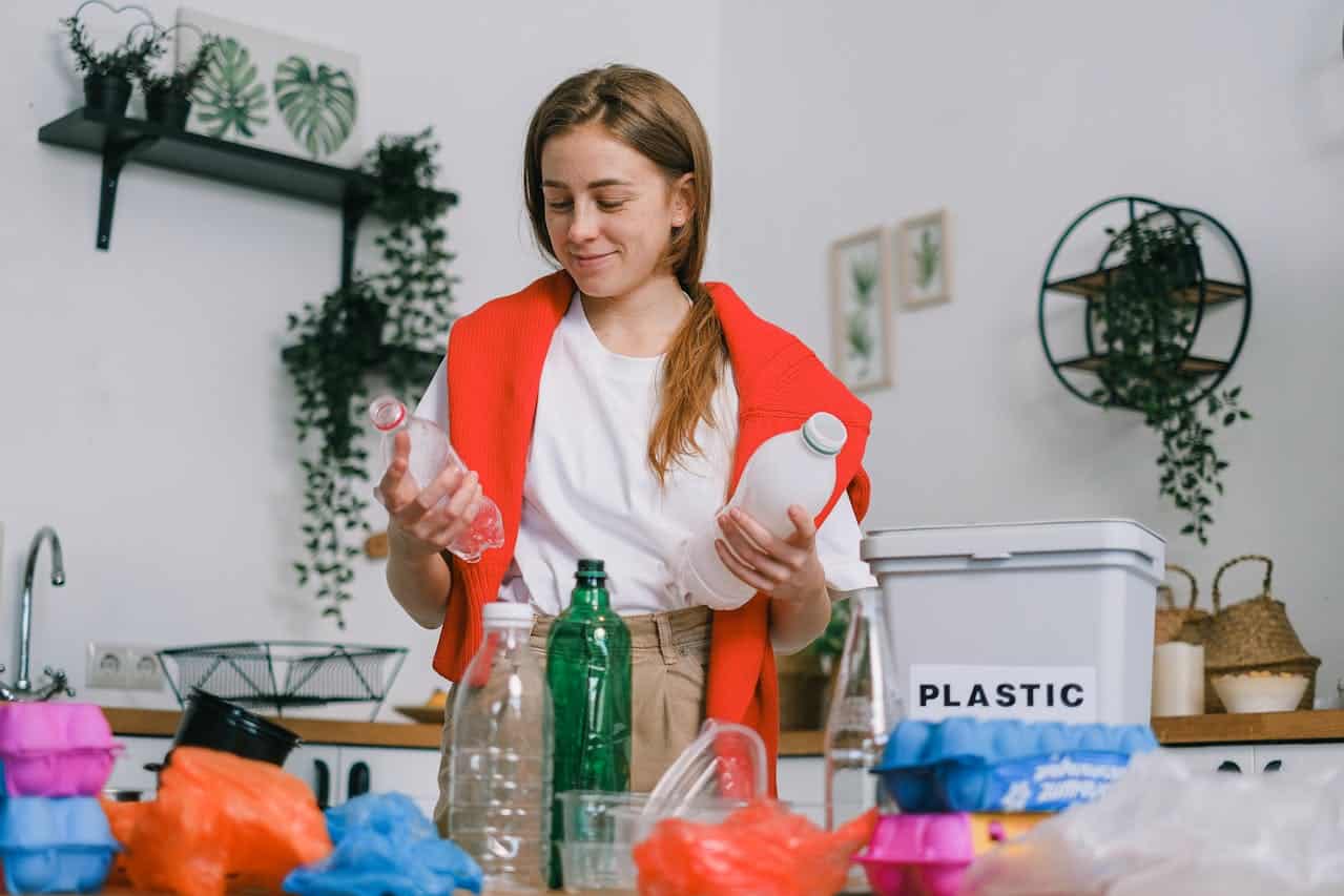 Riciclo plastica: 10 errori che confondono anche la Gen Z | Guida Skuola.net e COREPLA