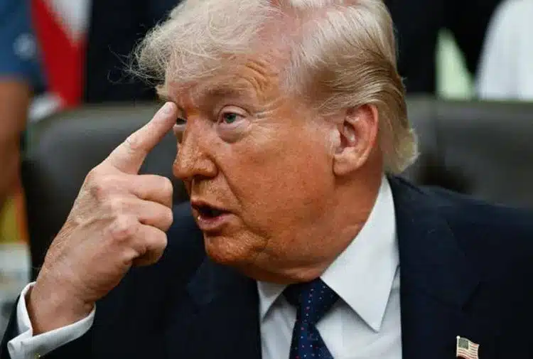 Stretto di Hormuz: nave francese colpita, feriti; Trump ferma Project Freedom e punta all’intesa con l’Iran