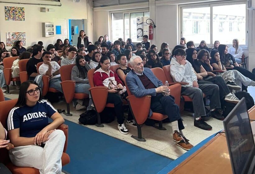 Viaggio Lib(e)ro al Liceo Manzoni di Caserta: 900 studenti tra lettura e legalità