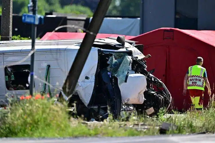 Belgio, a Buggenhout treno investe scuolabus: 4 morti tra cui 2 ragazzi