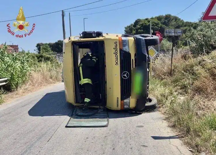 Mazara del Vallo, scuolabus si ribalta dopo urto con SUV: 19 feriti, 3 bimbi a Palermo