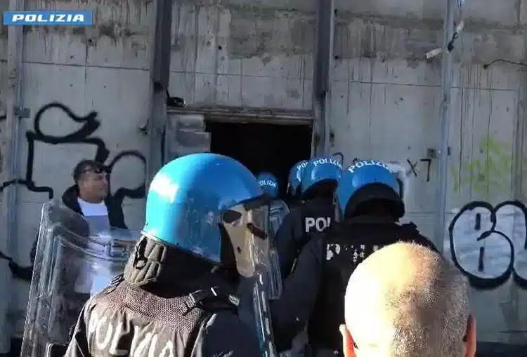 Roma, 32enne sequestrata e abusata per tre giorni in edificio abbandonato: 5 fermati